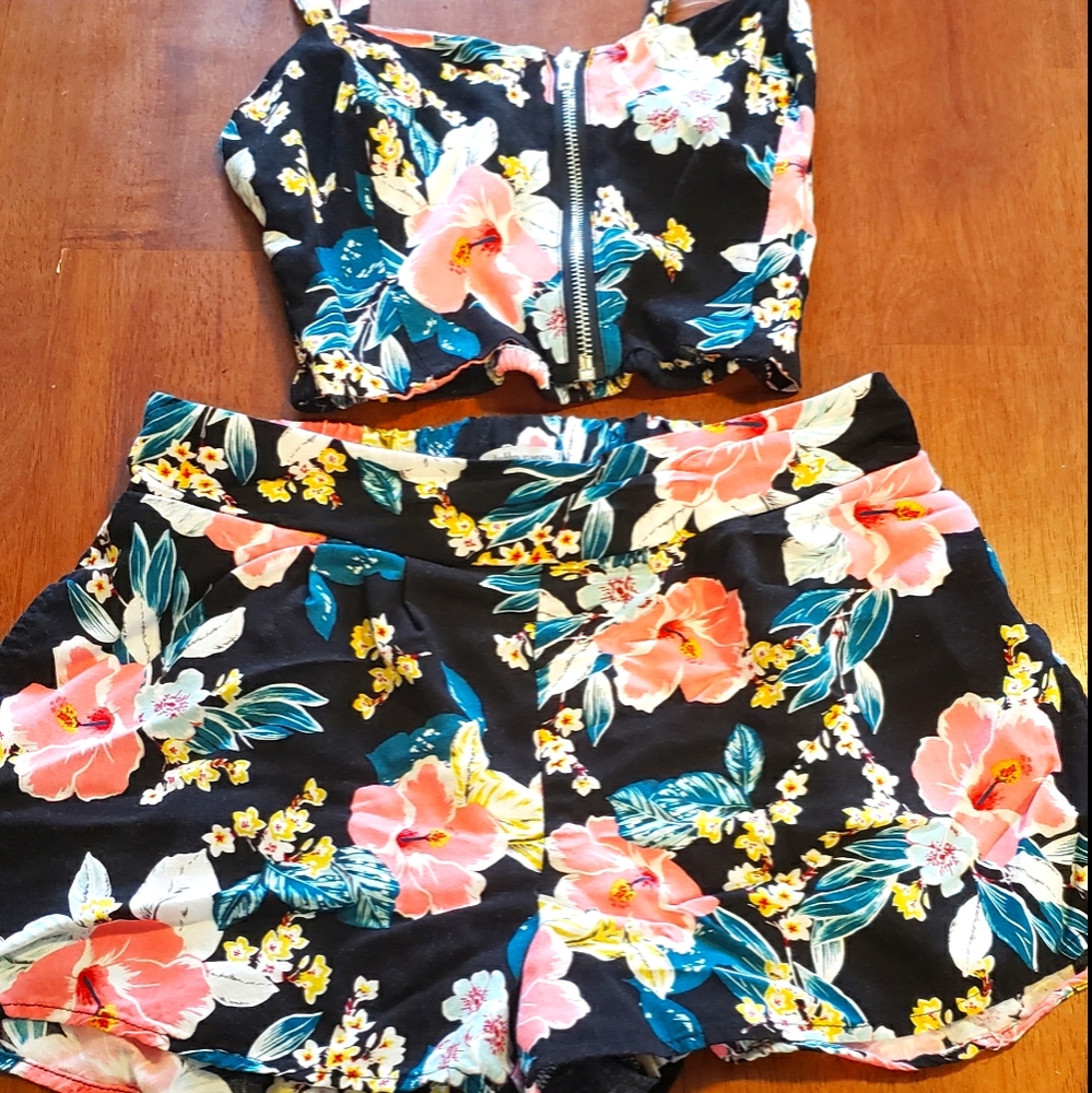 Floral two piece suite